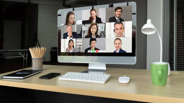 직장이나 사무실에서 만나는 사업가들을 비디오로 동료와 의사소통하기 스마트 비디오 기술을 — 스톡 사진