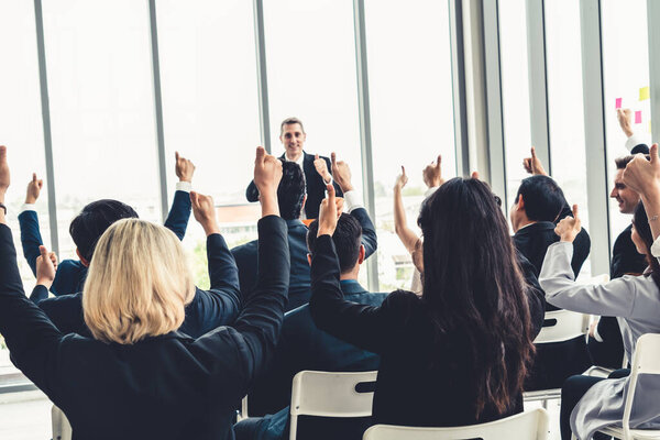 Встреча группы деловых людей на семинаре. Аудитория слушает инструктора на тренинге по обучению сотрудников. Форум сообщества офисных работников с экспертным докладчиком .
