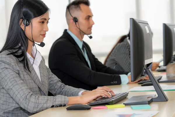 戴着耳机在办公室工作以支持远程客户或同事的商务人士 呼叫中心 电话营销 客户支持代理提供电话视讯电话会议服务 — 图库照片