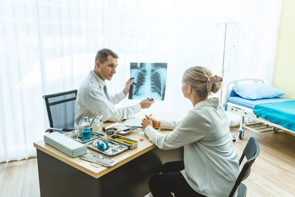 Profesyonel üniformalı doktor hastanedeki ya da klinikteki hastayı muayene ediyor. Sağlık, sağlık ve doktor hizmetleri konsepti.