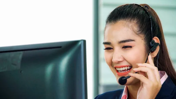 Pessoas Negócios Usando Headset Trabalhando Escritório Para Apoiar Cliente Remoto — Fotografia de Stock