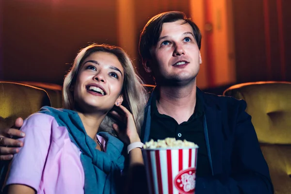 Amante Caucasiano Gostando Assistir Filme Comer Pipocas Juntos Cinema — Fotografia de Stock