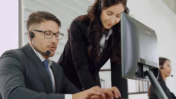 Gente Negocios Que Usa Auriculares Trabajando Oficina Para Apoyar Clientes —  Fotos de Stock