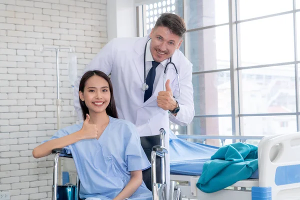 Arzt Uniform Untersucht Patient Krankenhaus Oder Der Klinik Gesundheitswesen Medizinisches — Stockfoto