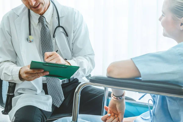 Doutor Uniforme Profissional Examinando Paciente Hospital Clínica Médica Conceito Serviço — Fotografia de Stock