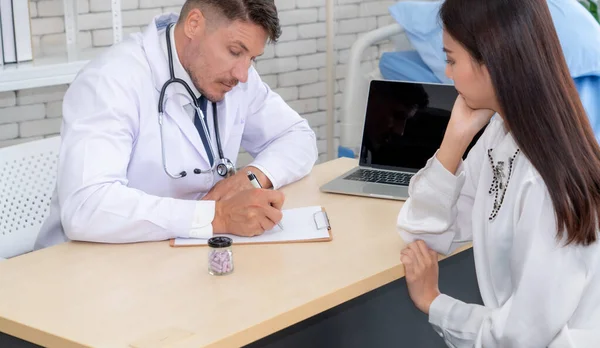 Arzt Uniform Untersucht Patient Krankenhaus Oder Der Klinik Gesundheitswesen Medizinisches — Stockfoto