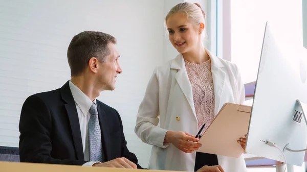 Twee Zakenmensen Praten Projectstrategie Kantoor Zakenman Bespreken Projectplanning Met Collega — Stockfoto