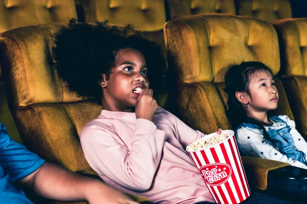 Tre Bambini Divertono Divertono Guardare Film Nel Cinema — Foto Stock