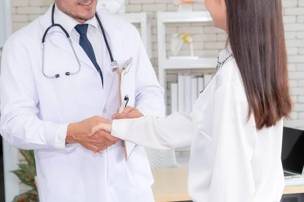 Médico Uniforme Profesional Examinando Paciente Hospital Clínica Médica Concepto Servicio — Foto de Stock