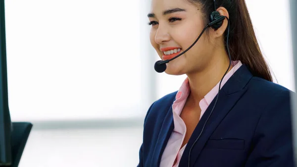 Gente Negocios Que Usa Auriculares Trabajando Oficina Para Apoyar Clientes — Foto de Stock