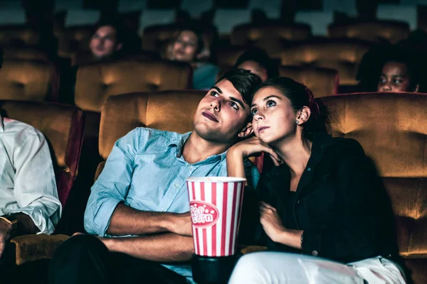 Paio Amanti Che Guardano Film Shock Occhi Chiusi Nel Cinema — Foto Stock