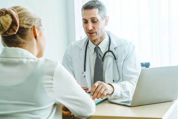 Läkare Professionell Uniform Som Undersöker Patienten Sjukhus Eller Läkarmottagning Koncept — Stockfoto