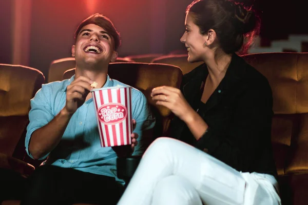 남자와 여자가 영화관에서 영화를 있습니다 레크리에이션 활동과 — 스톡 사진