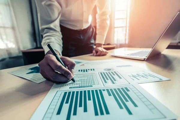 Geschäftsmann Buchhalter Oder Finanzexperte Analysieren Geschäftsbericht Und Finanzdiagramm Der Unternehmenszentrale — Stockfoto