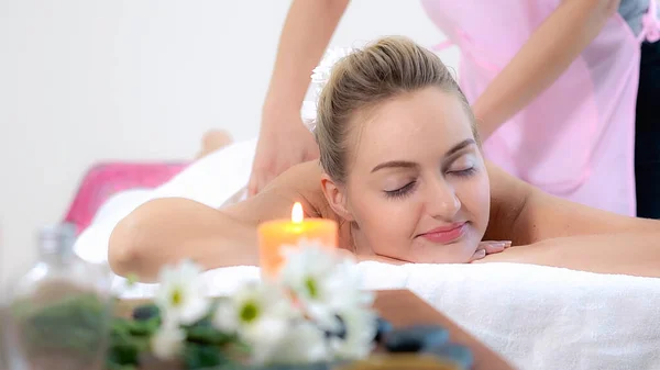 Entspannte Frau Bekommt Rückenmassage Luxus Wellness Mit Professioneller Massagetherapeutin Wellness — Stockfoto