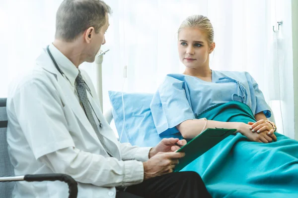 Doutor Uniforme Profissional Examinando Paciente Hospital Clínica Médica Conceito Serviço — Fotografia de Stock