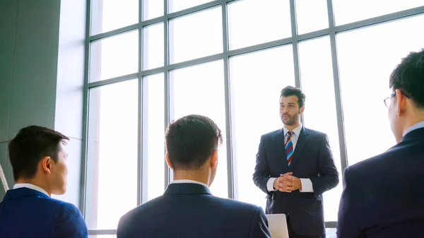 Grupo Empresários Reunidos Uma Conferência Seminário Audiência Ouvindo Instrutor Sessão — Fotografia de Stock