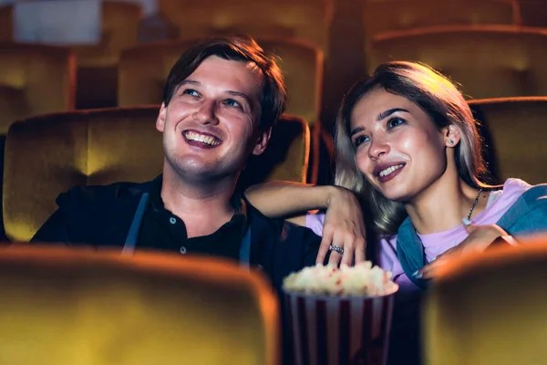 Kavkazský Milenec Těší Sledovat Film Jíst Popcorn Společně Kině — Stock fotografie