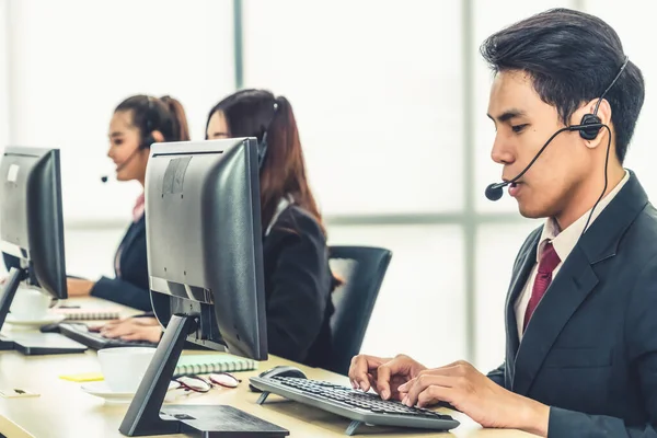 Pessoas Negócios Usando Headset Trabalhando Escritório Para Apoiar Cliente Remoto — Fotografia de Stock