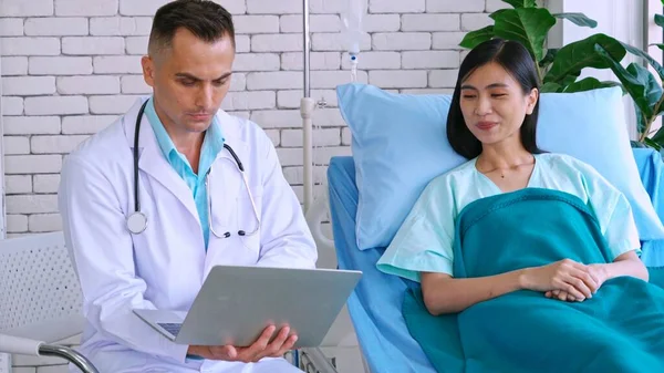 Médico Uniforme Profesional Examinando Paciente Hospital Clínica Médica Concepto Servicio — Foto de Stock