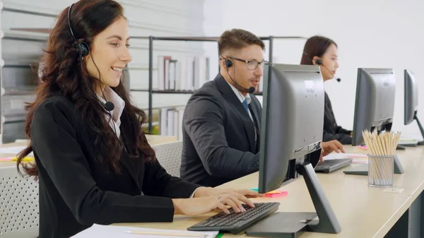 Gente Negocios Que Usa Auriculares Trabajando Oficina Para Apoyar Clientes —  Fotos de Stock