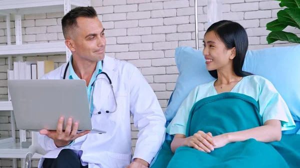 Medico Uniforme Professionale Che Esamina Paziente Ospedale Clinica Medica Concetto — Foto Stock