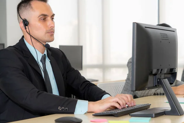 Affärsmän Som Bär Headset Arbetar Kontoret För Att Stödja Fjärrkund — Stockfoto