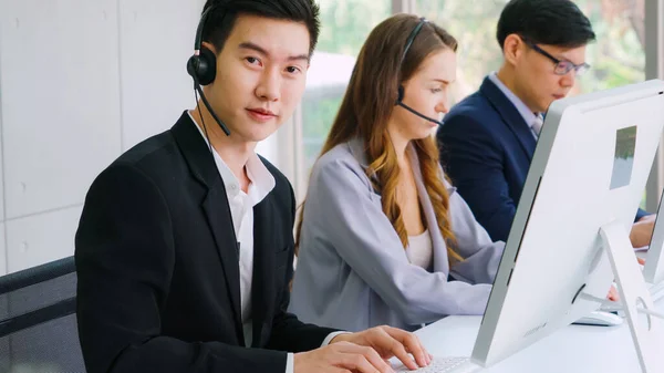 Pessoas Negócios Usando Headset Trabalhando Escritório Para Apoiar Cliente Remoto — Fotografia de Stock