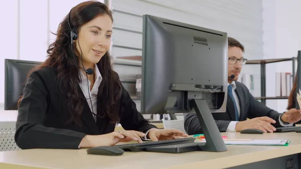 Gente Negocios Que Usa Auriculares Trabajando Oficina Para Apoyar Clientes —  Fotos de Stock