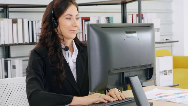 Geschäftsleute Mit Headset Arbeiten Büro Entfernte Kunden Oder Kollegen Unterstützen — Stockfoto