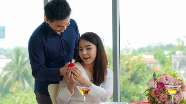 Romantisches Paar Beschenkt Liebhaber Restaurant Lebensstil Glücklicher Paare — Stockfoto