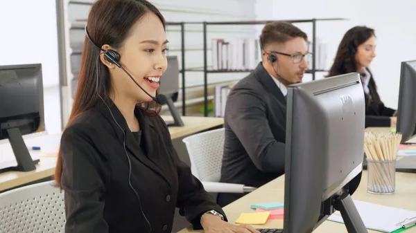 Gente Negocios Que Usa Auriculares Trabajando Oficina Para Apoyar Clientes —  Fotos de Stock