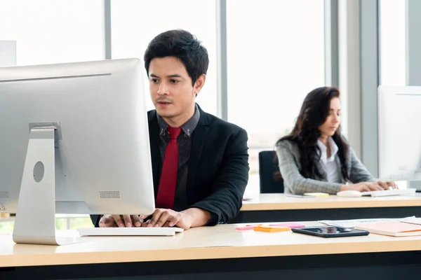 Gente Negocios Trabajando Mesa Moderna Sala Oficina Mientras Analizan Informe — Foto de Stock