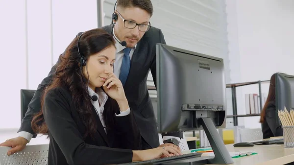 Geschäftsleute Mit Headset Arbeiten Büro Entfernte Kunden Oder Kollegen Unterstützen — Stockfoto