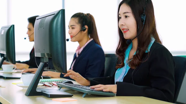 Geschäftsleute Mit Headset Arbeiten Büro Entfernte Kunden Oder Kollegen Unterstützen — Stockfoto