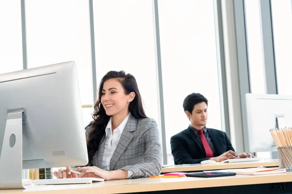 Gente Negocios Trabajando Mesa Moderna Sala Oficina Mientras Analizan Informe — Foto de Stock