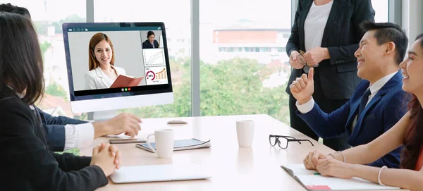 视频通话组的商务人士在虚拟工作场所或远程办公室见面 使用智能视频技术通过远程工作电话会议与专业企业的同事进行沟通 — 图库照片