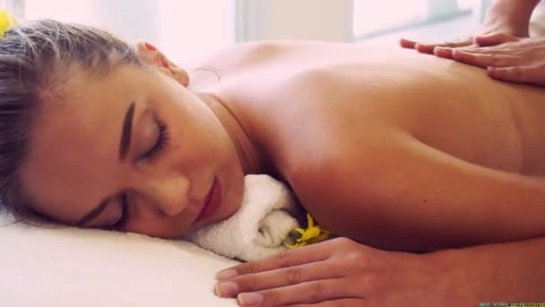 Mujer obtiene de vuelta spa de masaje por terapeuta de masaje. — Vídeo de stock
