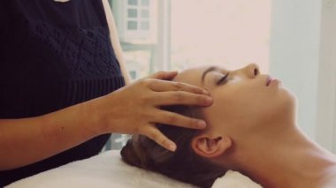 Kadın lüks kaplıcalarda yüz ve kafa masajı yaptırıyor..