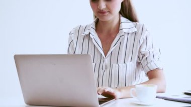 Modern ofiste çalışan sarışın bir iş kadını..