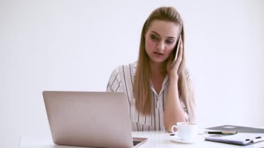 Modern ofiste çalışan sarışın bir iş kadını..