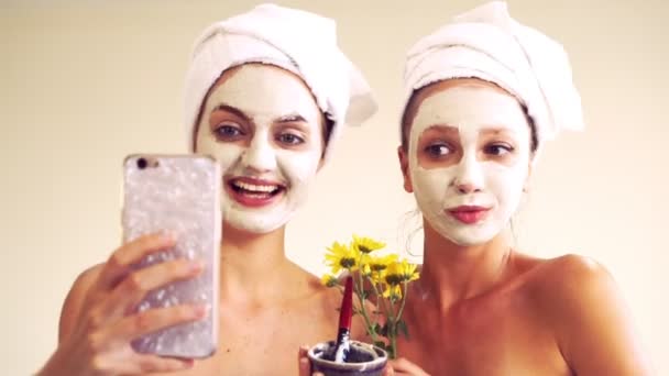 Vacker kvinna som har en ansiktsbehandling på spa. — Stockvideo
