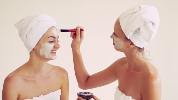 Mooie vrouw met een gezichtsbehandeling in spa. — Stockvideo