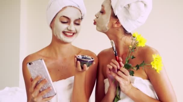 Mooie vrouw met een gezichtsbehandeling in spa. — Stockvideo