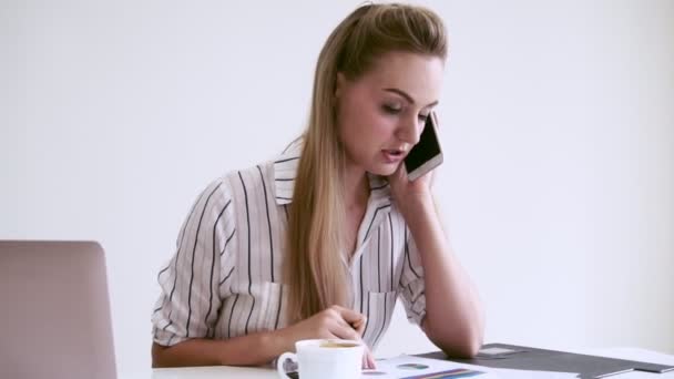 Blondine zakenvrouw werken op modern kantoor. — Stockvideo
