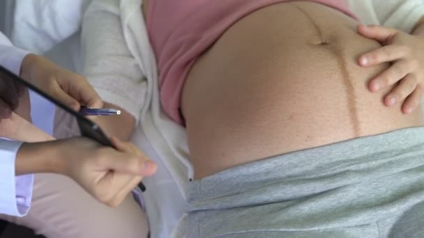 Gravid kvinna och gynekolog doktor vid sjukhuset — Stockvideo