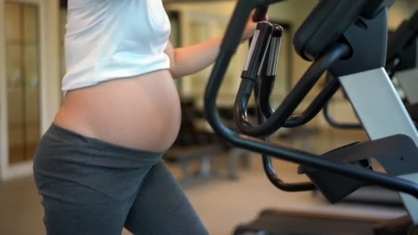 Exercício de mulher grávida ativa no centro de fitness. — Vídeo de Stock