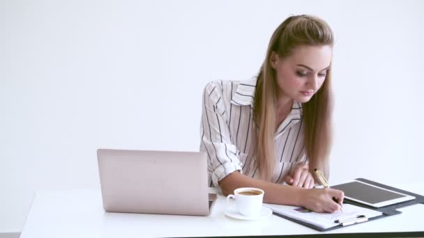 Mujer rubia de negocios que trabaja en la oficina moderna. — Vídeos de Stock