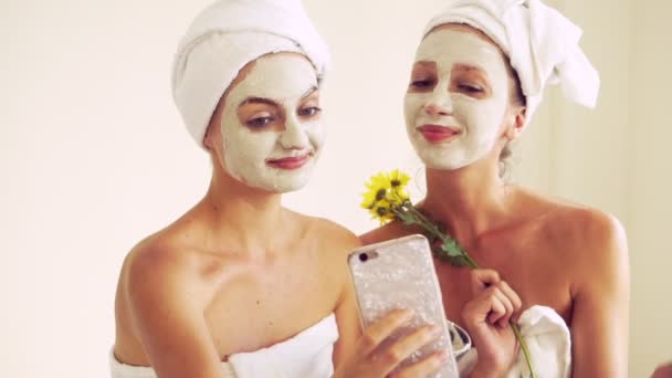 Beautiful woman having a facial treatment at spa. — Stock Video