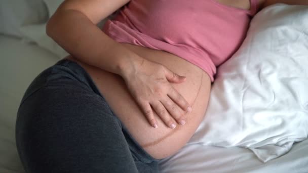 Ευτυχισμένη έγκυος γυναίκα και περιμένει μωρό στο σπίτι. — Αρχείο Βίντεο